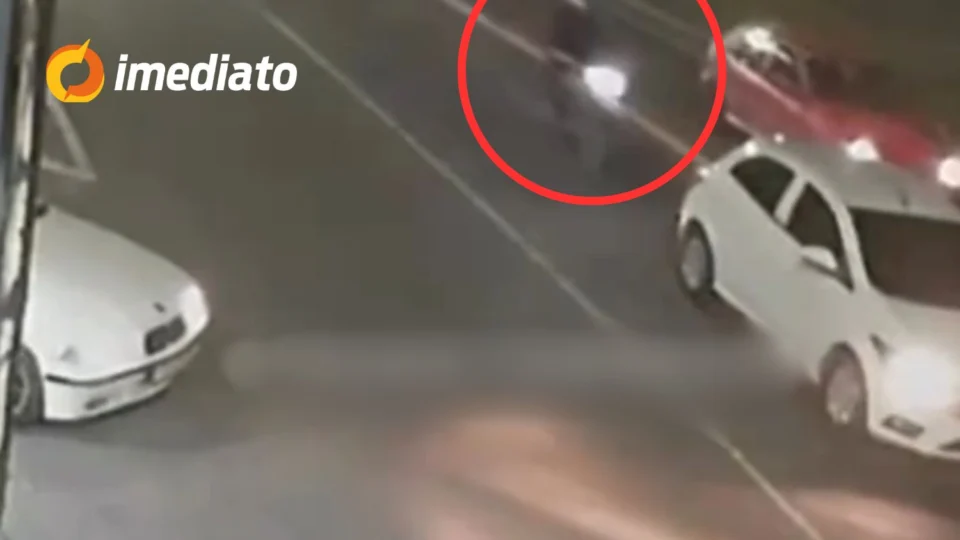 VEJA VÍDEO: Motociclista ‘voa’ após colidir na traseira de carro na avenida das Torres