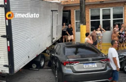 Caminhão desgovernado atinge três carros e invade residência no bairro São Jorge