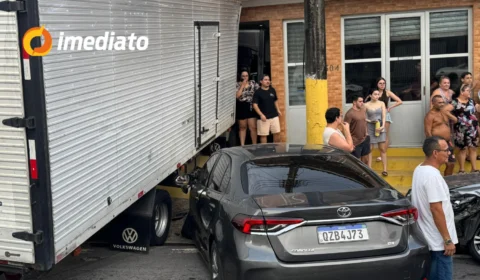Caminhão desgovernado atinge três carros e invade residência no bairro São Jorge