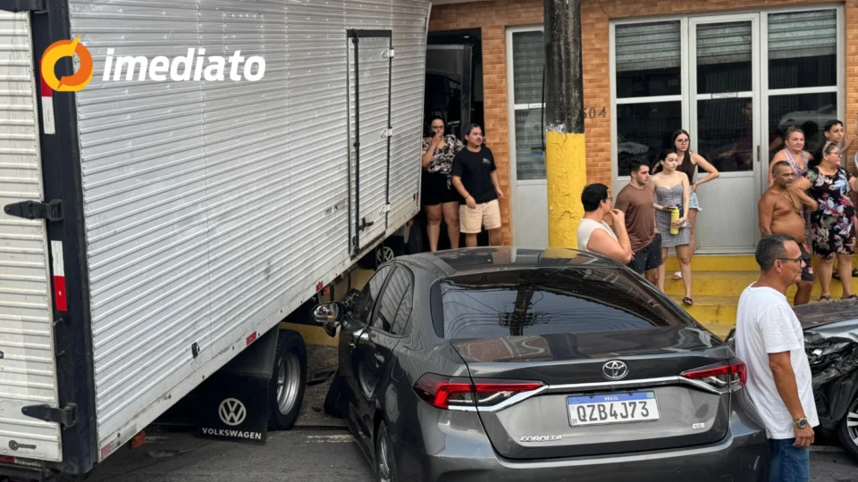 Caminhão desgovernado atinge três carros e invade residência no bairro São Jorge