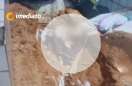 VEJA VÍDEO: Coveiro encontra cadáver de homem sentado sobre própria cova em cemitério