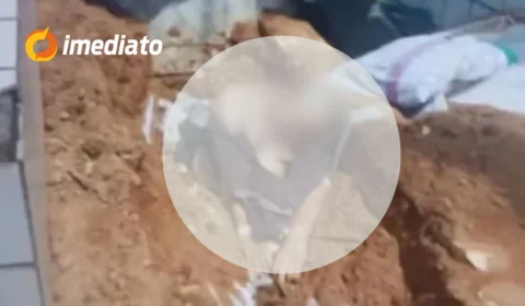 VEJA VÍDEO: Coveiro encontra cadáver de homem sentado sobre própria cova em cemitério