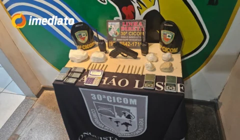 Criminosos fogem e deixam drogas, balanças e simulacro de arma durante operação no bairro Jorge Teixeira