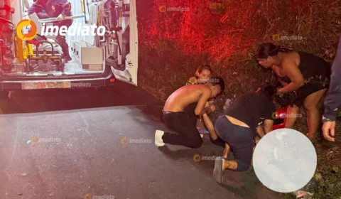 IMAGEM FORTE: Motociclista fica gravemente ferido ao tentar desviar de buraco em Avenida no bairro São José