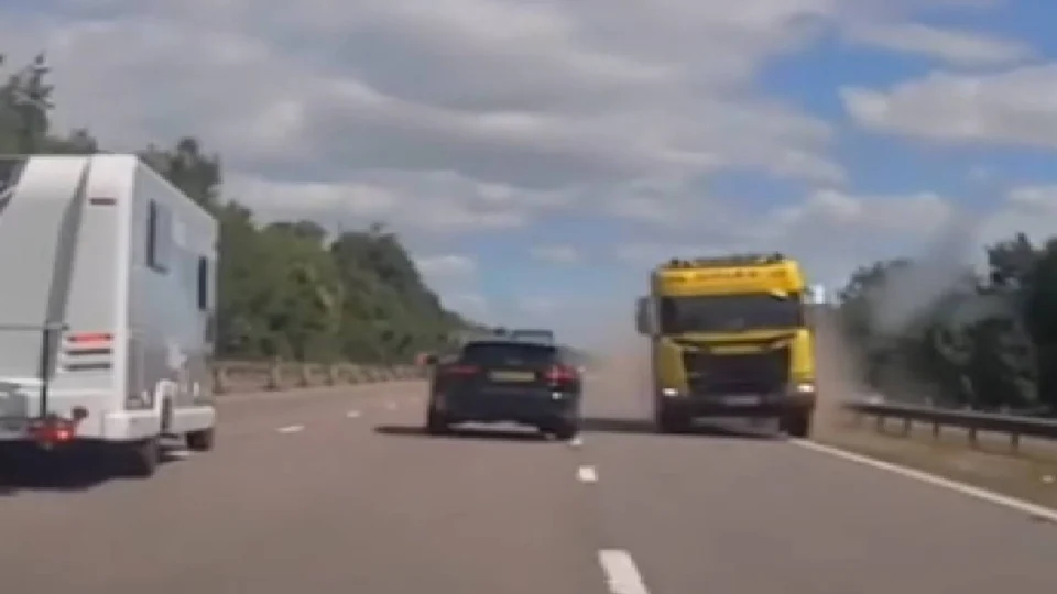 VEJA VÍDEO: Motorista de Porsche escapa por pouco de caminhão na contramão em rodovia na Cornualha, Reino Unido