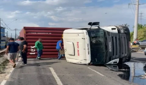 Carreta tomba na Av. das Torres em Manaus e causa lentidão no trânsito