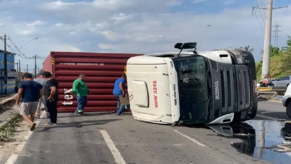 Carreta tomba na Av. das Torres em Manaus e causa lentidão no trânsito