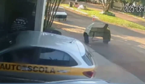 VEJA VÍDEO: Aluna invade autoescola com carro durante aula de baliza em Mamborê, Paraná