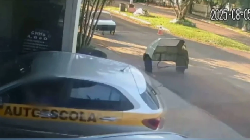 VEJA VÍDEO: Aluna invade autoescola com carro durante aula de baliza em Mamborê, Paraná