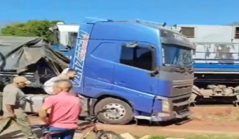 VEJA VÍDEO: Trem atinge carreta em Rolândia-PR e arrasta veículo por 40 m