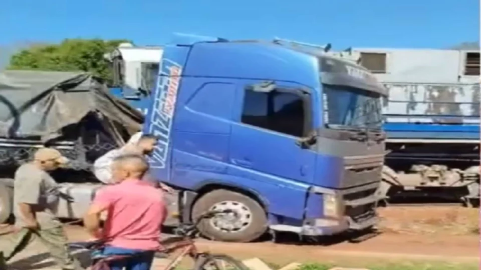 VEJA VÍDEO: Trem atinge carreta em Rolândia-PR e arrasta veículo por 40 m
