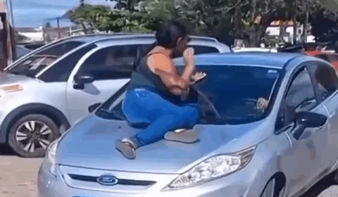 Carro derruba poste, cai em ribanceira e motorista morre na Av. do Turismo