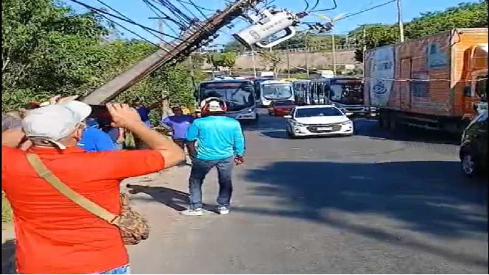 Carro derruba poste, cai em ribanceira e motorista morre na Av. do Turismo