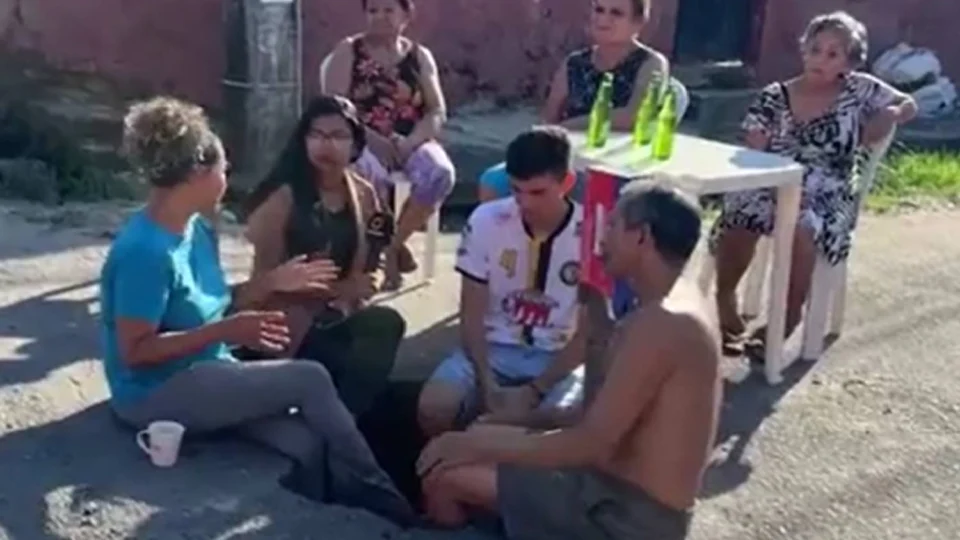 Moradores denunciam cratera perigosa e abandono na rua Sara Kubitschek, bairro Colônia Santo Antônio, em Manaus