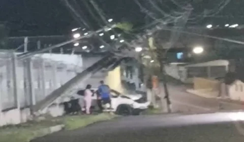 Motorista perde controle e colide com poste na Av. Cravina dos Poetas no Alvorada