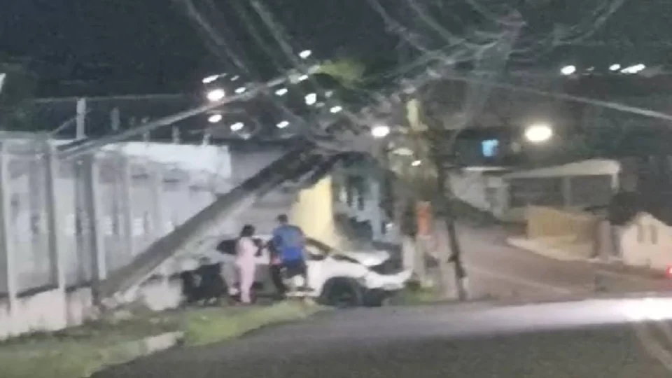 Motorista perde controle e colide com poste na Av. Cravina dos Poetas no Alvorada