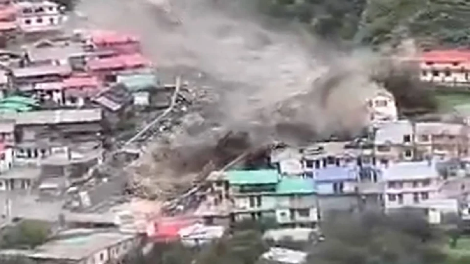 VEJA VÍDEO: Enxurrada devastadora deixa mortos e desaparecidos em vilarejo no norte da Índia