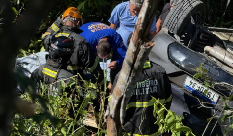 Veja o vídeo: Motorista morre após mal súbito e carro despenca em ribanceira na Av. do Turismo