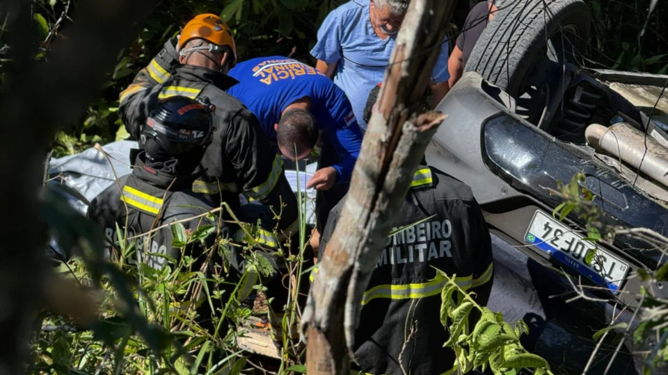 Veja o vídeo: Motorista morre após mal súbito e carro despenca em ribanceira na Av. do Turismo