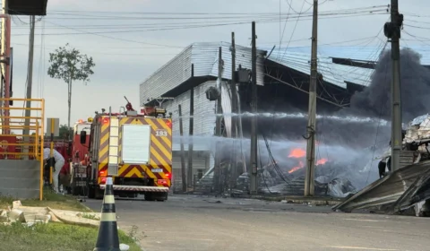 Incêndio em fábricas no Distrito Industrial de Manaus completa 19 horas e mobiliza esforços intensos