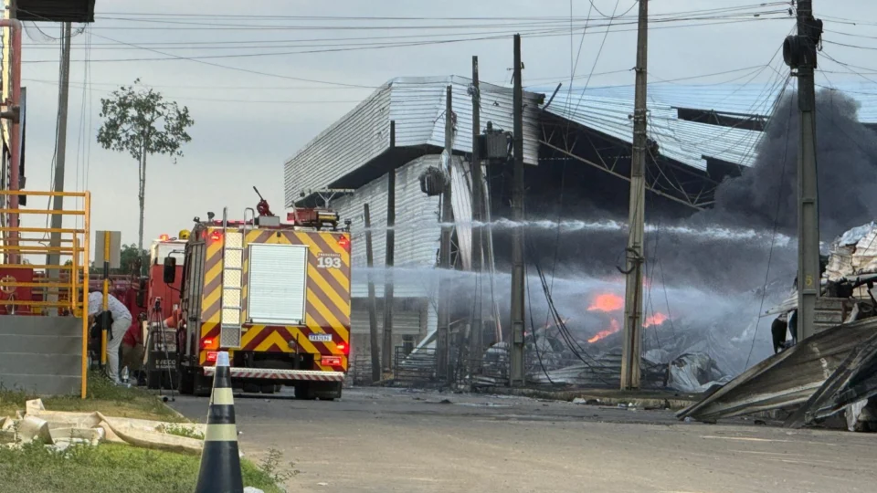 Incêndio em fábricas no Distrito Industrial de Manaus completa 19 horas e mobiliza esforços intensos
