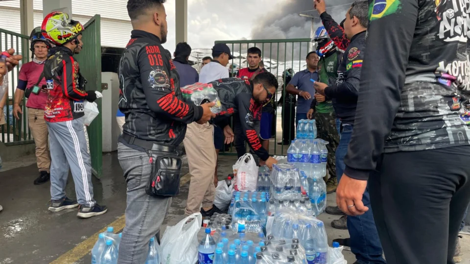 Ação Solidária em Manaus: Motoboys se unem para ajudar equipes de combate ao incêndio na Effa Motors