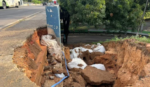 Cratera abre na Av. Constantino Nery após chuva intensa em Manaus