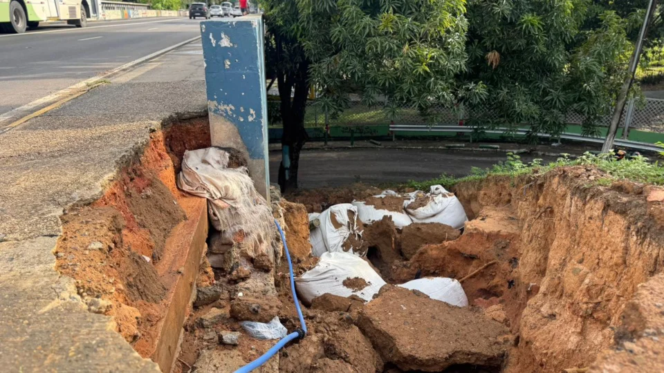 Cratera abre na Av. Constantino Nery após chuva intensa em Manaus
