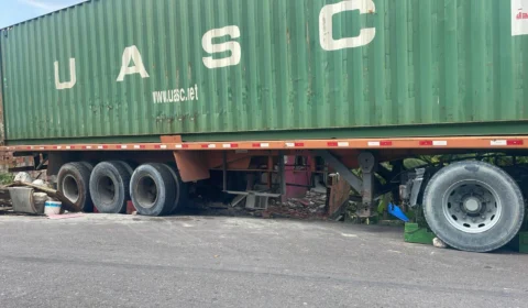 Carreta não consegue subir ladeira e invade residência no Boas Novas em Manaus