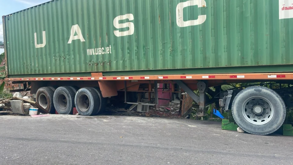 Carreta não consegue subir ladeira e invade residência no Boas Novas em Manaus