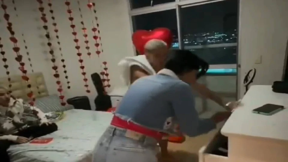 Vídeo Viral: Mãe descobre namoro entre filho e primo e reação violenta gera polêmica