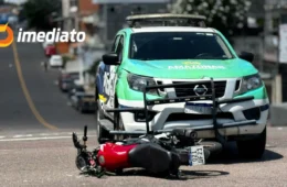 Acidente entre viatura da PM e moto deixa motociclista ferido no bairro Cachoeirinha