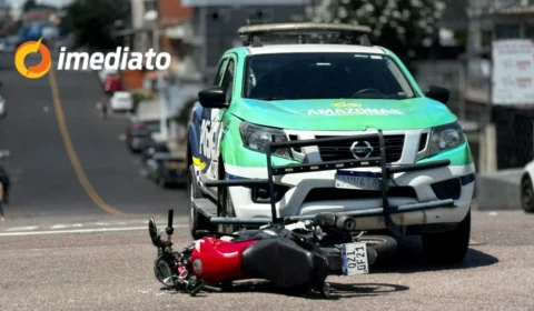 Acidente entre viatura da PM e moto deixa motociclista ferido no bairro Cachoeirinha