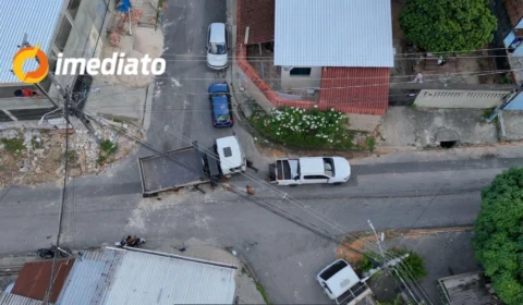 Cratera se abre em rua de Petrópolis e caçamba tomba ao tentar passar pelo local