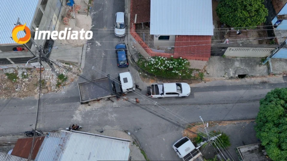 Cratera se abre em rua de Petrópolis e caçamba tomba ao tentar passar pelo local