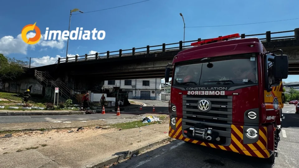 Morador de rua queima fios para retirar cobre e causa incêndio na Ponte do Educandos