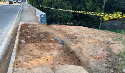 Cratera causada por chuva na Avenida Constantino Nery é fechada após denúncia do Imediato