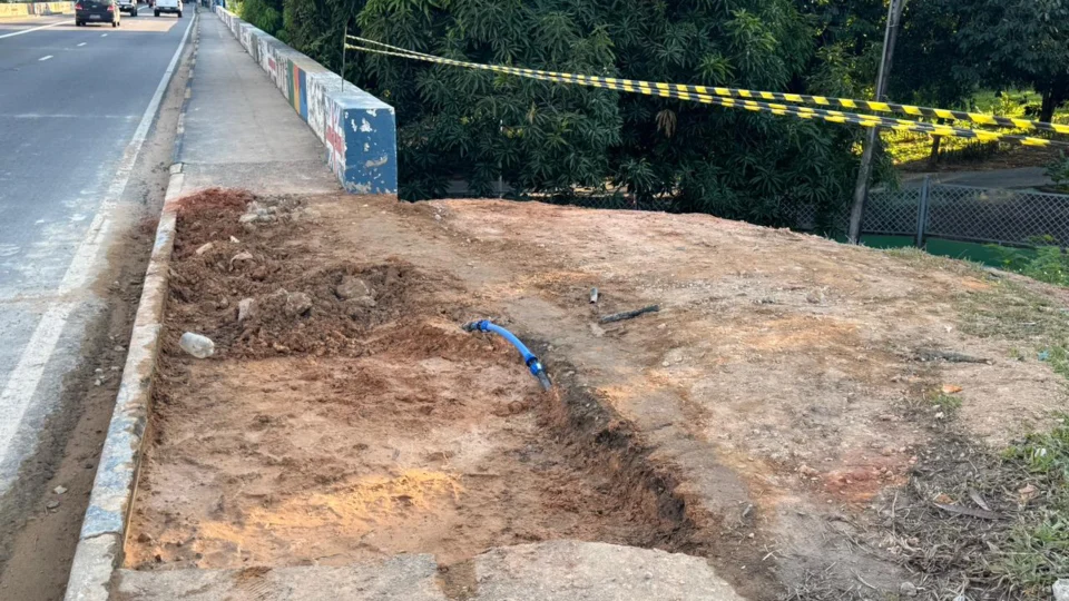 Cratera causada por chuva na Avenida Constantino Nery é fechada após denúncia do Imediato