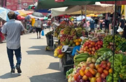 Mudança dos ambulantes para Feira do Imigrante em Manaus: Realocação resolve conflito após operação da Prefeitura