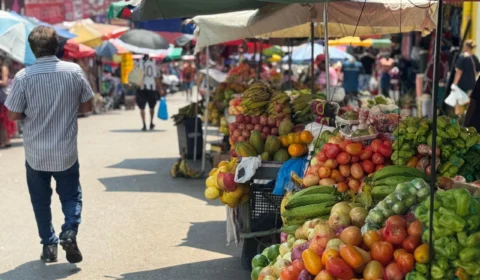 Mudança dos ambulantes para Feira do Imigrante em Manaus: Realocação resolve conflito após operação da Prefeitura