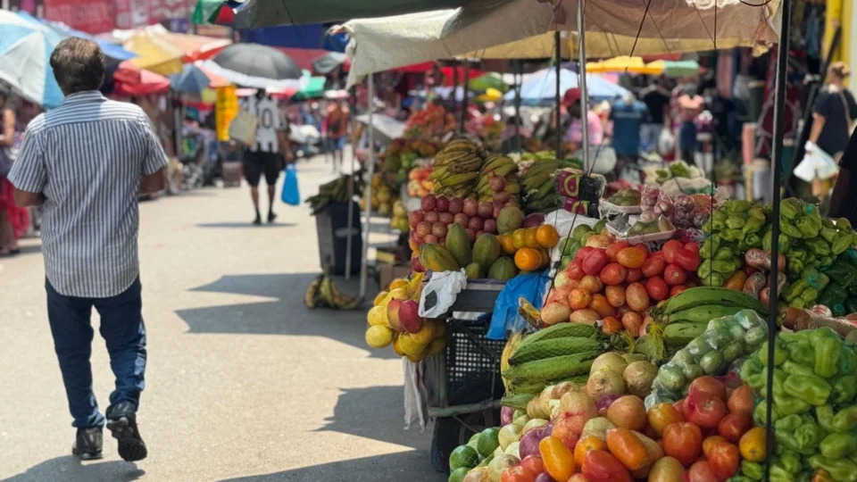 Mudança dos ambulantes para Feira do Imigrante em Manaus: Realocação resolve conflito após operação da Prefeitura