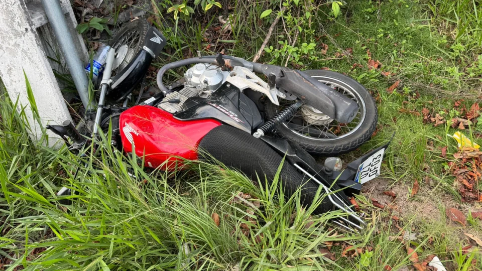 Colisão entre carro e moto deixa motociclista ferido e trânsito lento na Av. Torquato Tapajós em Manaus