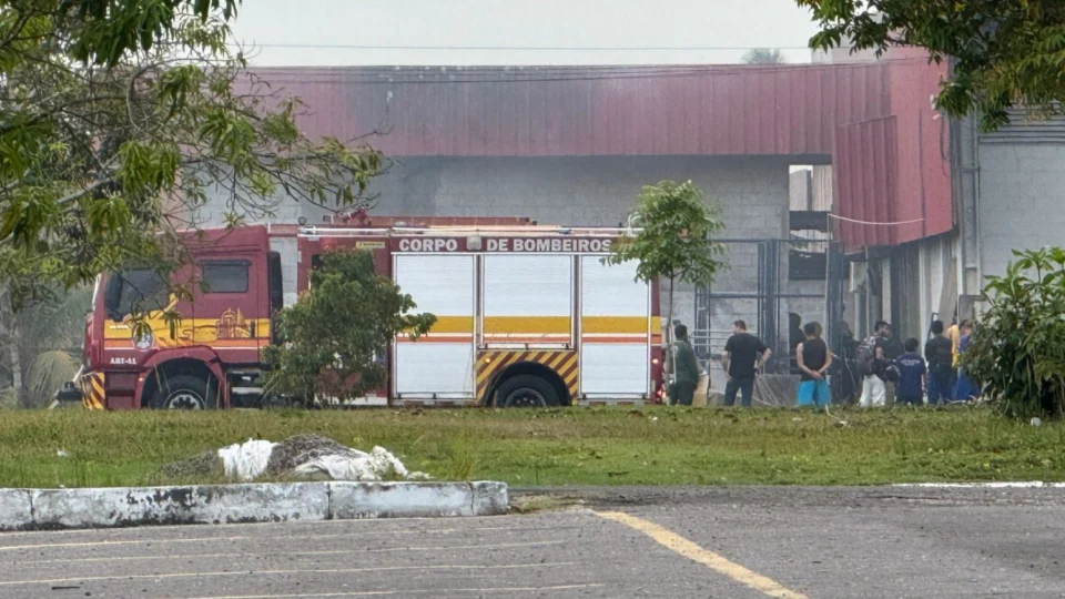 Incêndio em fábrica de portas na Av. do Turismo é controlado pelo Corpo de Bombeiros