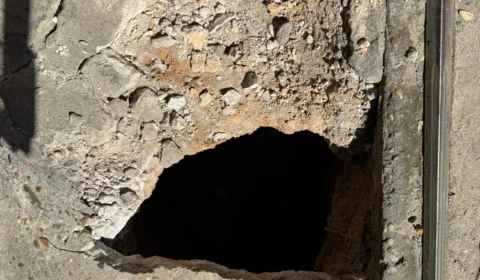 Cratera ameaça casa de moradora do Novo Aleixo em Manaus