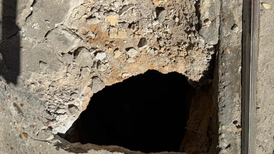 Cratera ameaça casa de moradora do Novo Aleixo em Manaus