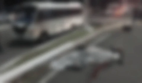 IMAGENS FORTES: Motociclista de 27 anos morre em acidente no cruzamento da Av. Brasil com Coronel Teixeira durante a madrugada desta quinta (21)