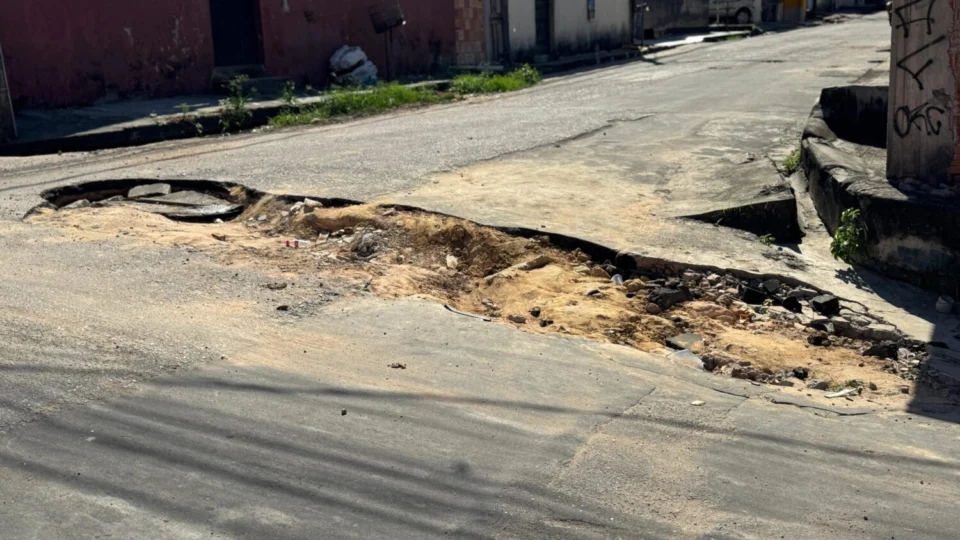 Moradores protestam por obra mal executada no Colônia Santo Antônio em Manaus