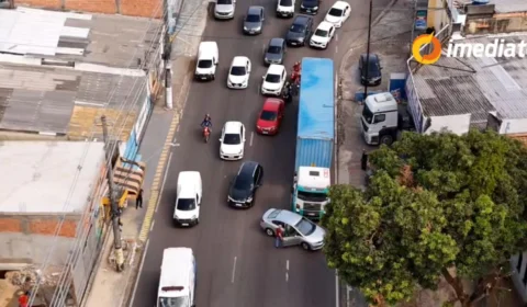 Acidente entre carreta e carro de passeio congestiona avenida Djalma Batista, em Manaus