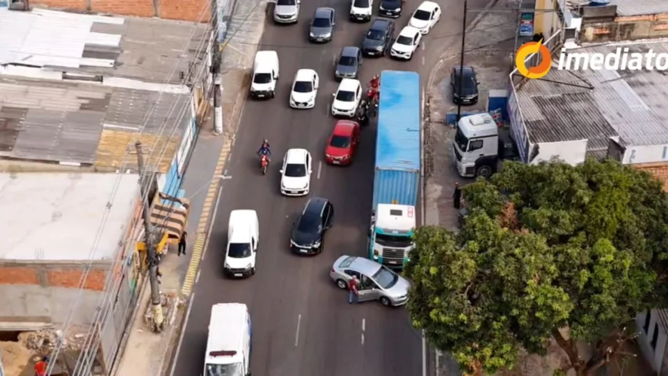 Acidente entre carreta e carro de passeio congestiona avenida Djalma Batista, em Manaus