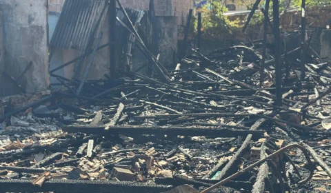Incêndio devasta nove residências no Morro da Liberdade em Manaus: Famílias perdem tudo e sofrem com saques